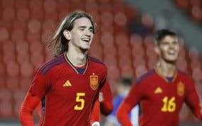 Yarek Gasiorowski en un partido con España.