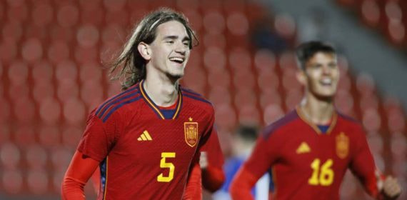 Yarek Gasiorowski en un partido con España.