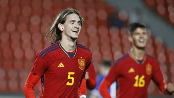 Yarek Gasiorowski en un partido con España.