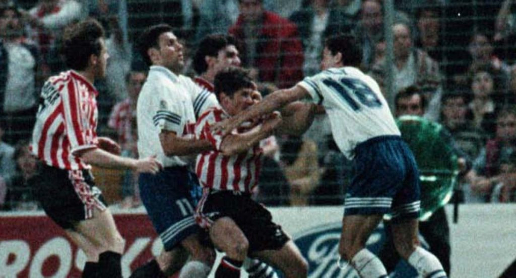 Kily y Lizarazu se pelean en el Athletic-Zaragoza de la 96-97.