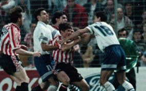 Kily y Lizarazu se pelean en el Athletic-Zaragoza de la 96-97.