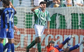 Chechu Dorado celebrando un gol con el Betis.
