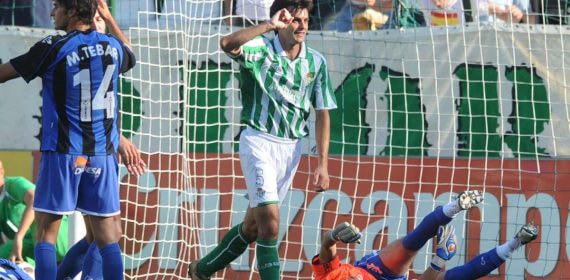 Chechu Dorado celebrando un gol con el Betis.