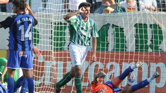Chechu Dorado celebrando un gol con el Betis.