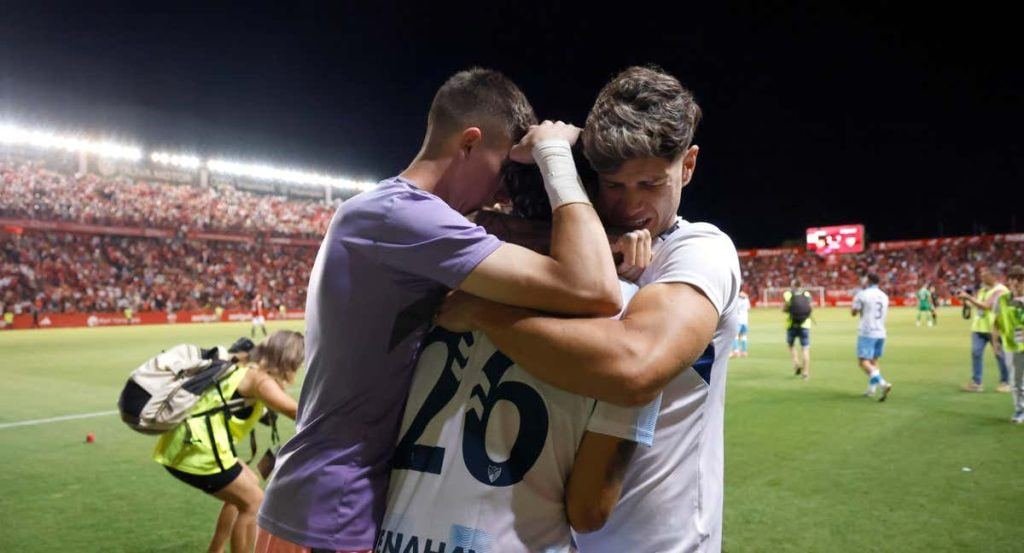 Los jugadores del Málaga celebran el ascenso a Segunda División.