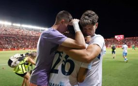 Los jugadores del Málaga celebran el ascenso a Segunda División.