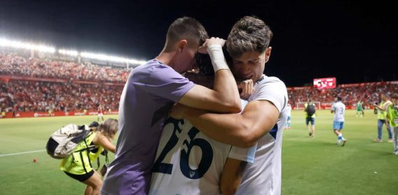 Los jugadores del Málaga celebran el ascenso a Segunda División.