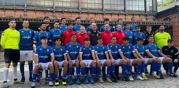 Foto de la plantilla de la Ferro posando en Atocha.