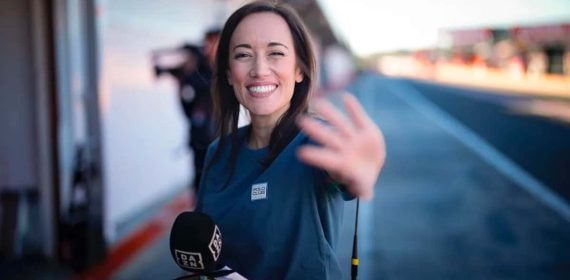 Natacha Alfageme en el paddock.