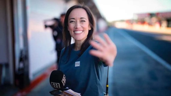 Natacha Alfageme en el paddock.