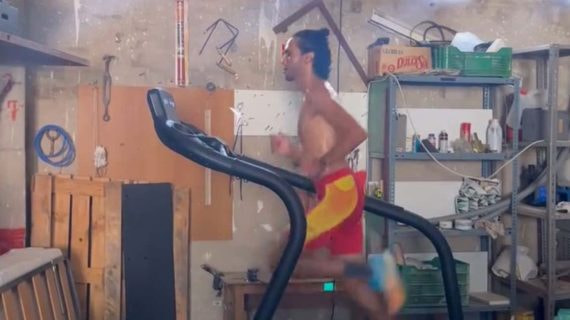Mo Katir, en un entrenamiento en cinta en agosto.