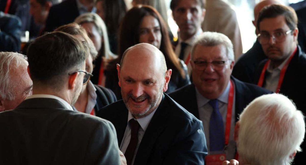 El nuevo presidente de la RFEF, Rafa Louzán, rodeado de afines que le han aupado al cargo y recibiendo felicitaciones.