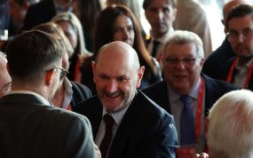El nuevo presidente de la RFEF, Rafa Louzán, rodeado de afines que le han aupado al cargo y recibiendo felicitaciones.