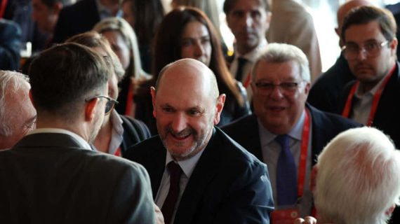 El nuevo presidente de la RFEF, Rafa Louzán, rodeado de afines que le han aupado al cargo y recibiendo felicitaciones.