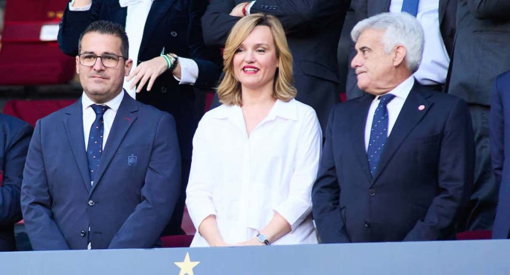 Pablo Lozano junto a la ministra Pilar Alegría y Pedro Rocha en el palco de La Cartuja.