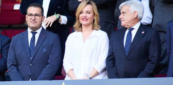 Pablo Lozano junto a la ministra Pilar Alegría y Pedro Rocha en el palco de La Cartuja.