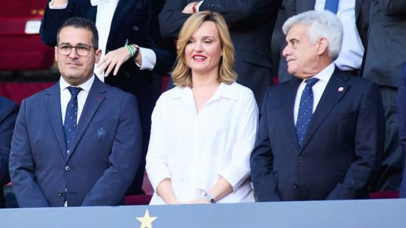 Pablo Lozano junto a la ministra Pilar Alegría y Pedro Rocha en el palco de La Cartuja.