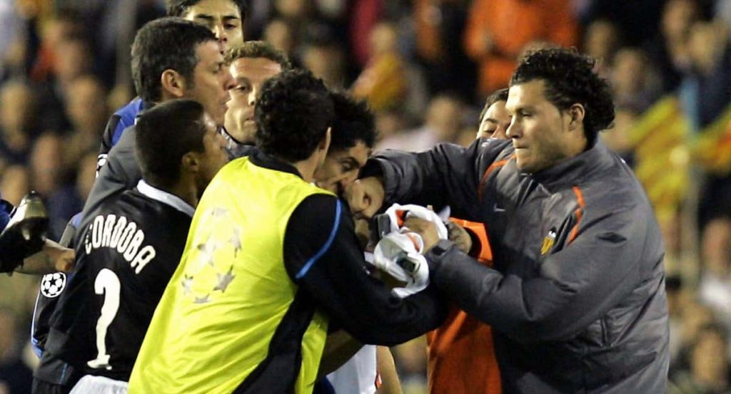 David Navarro en el momento del puñetazo a Burdisso.