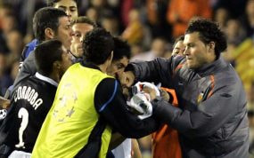 David Navarro en el momento del puñetazo a Burdisso.