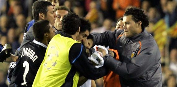 David Navarro en el momento del puñetazo a Burdisso.
