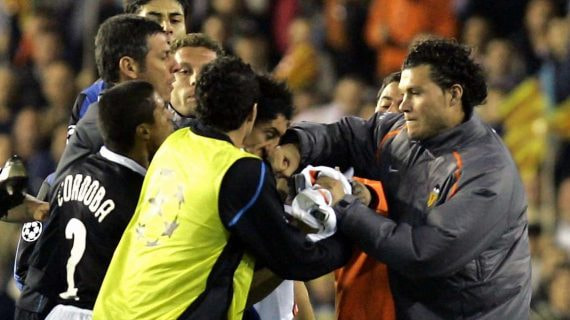 David Navarro en el momento del puñetazo a Burdisso.