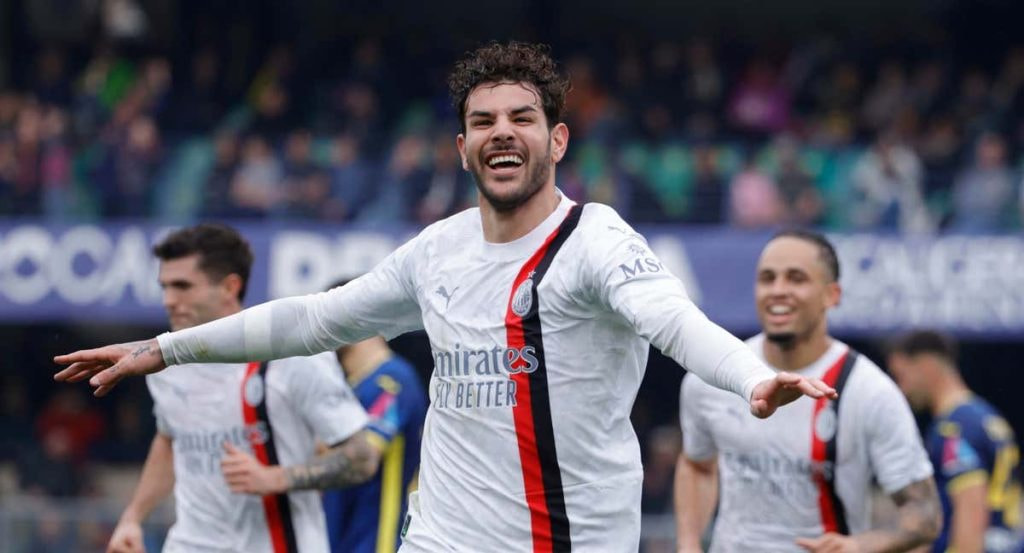 Theo celebra un gol con el Milan.