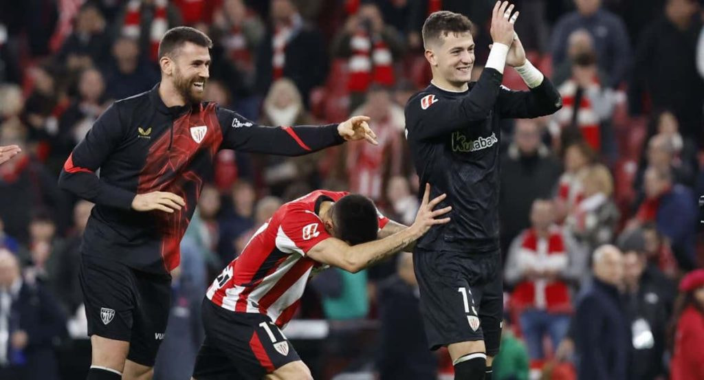 Julen Agirrezabala aplaude a la afición tras la victoria ante el Real Madrid.