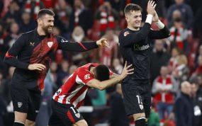 Julen Agirrezabala aplaude a la afición tras la victoria ante el Real Madrid.