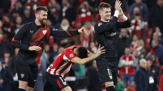 Julen Agirrezabala aplaude a la afición tras la victoria ante el Real Madrid.