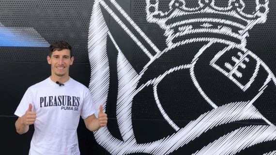 Aihen Muñoz, posando feliz junto al escudo de la Real en las instalaciones de Zubieta.