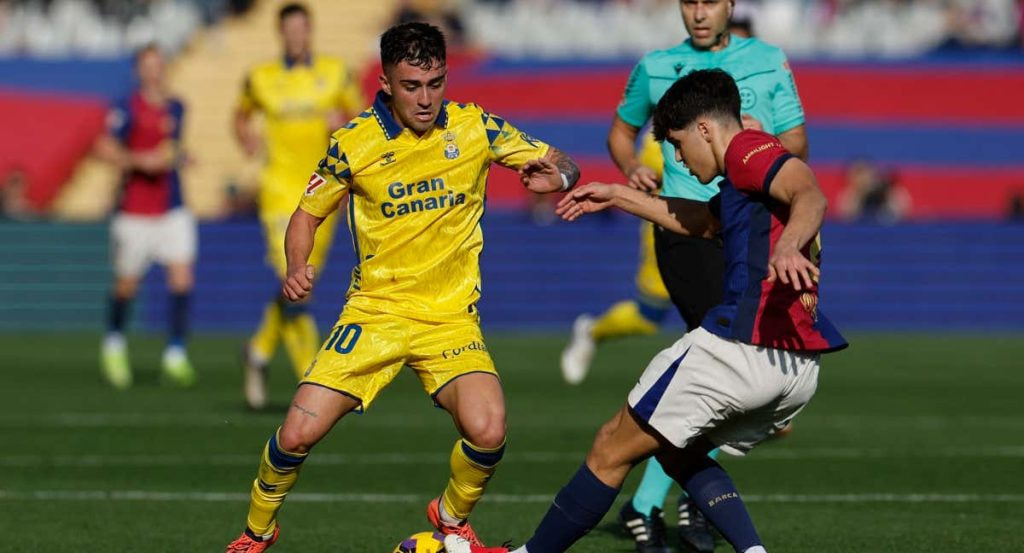 Alberto Moleiro durante un partido con Las Palmas frente al Barcelona.
