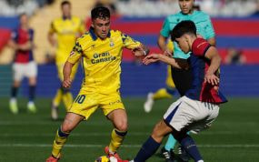 Alberto Moleiro durante un partido con Las Palmas frente al Barcelona.