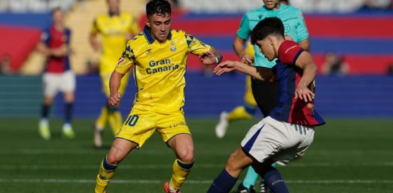 Alberto Moleiro durante un partido con Las Palmas frente al Barcelona.