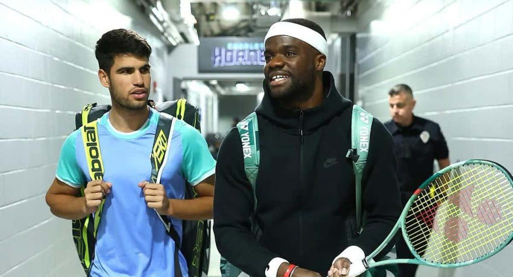 Carlos Alcaraz y Frances Tiafoe, durante la exhibición en la que el murciano coincidió con Roddick.