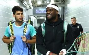 Carlos Alcaraz y Frances Tiafoe, durante la exhibición en la que el murciano coincidió con Roddick.