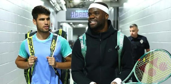 Carlos Alcaraz y Frances Tiafoe, durante la exhibición en la que el murciano coincidió con Roddick.