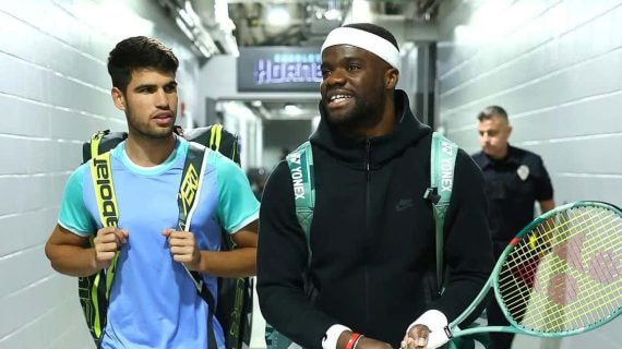 Carlos Alcaraz y Frances Tiafoe, durante la exhibición en la que el murciano coincidió con Roddick.