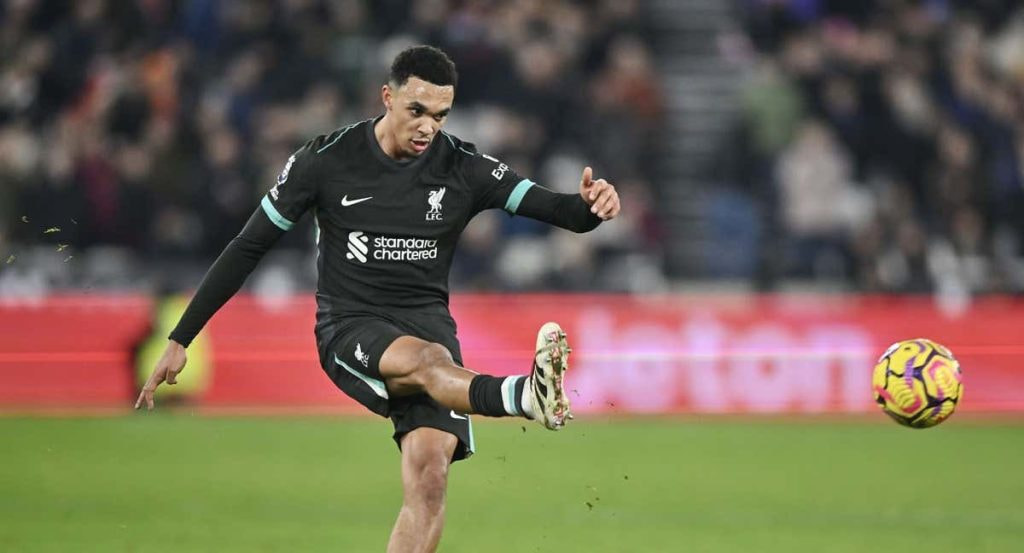 Alexander-Arnold, durante su partido ante el West Ham.