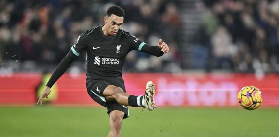 Alexander-Arnold, durante su partido ante el West Ham.