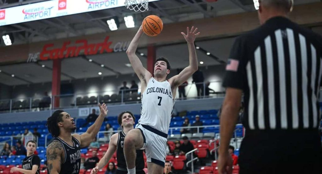 Álvaro Folgueiras, en una entrada a canasta durante un partido en la NCAA.