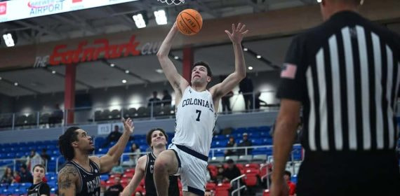 Álvaro Folgueiras, en una entrada a canasta durante un partido en la NCAA.