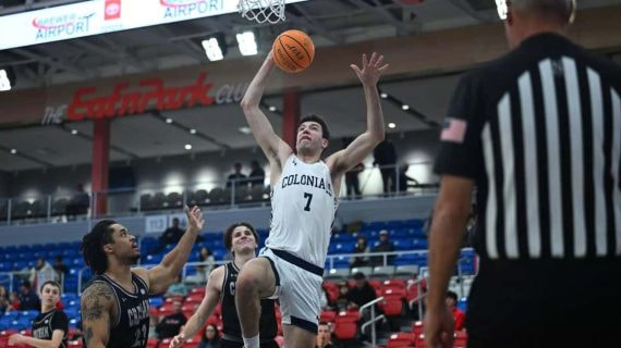 Álvaro Folgueiras, en una entrada a canasta durante un partido en la NCAA.