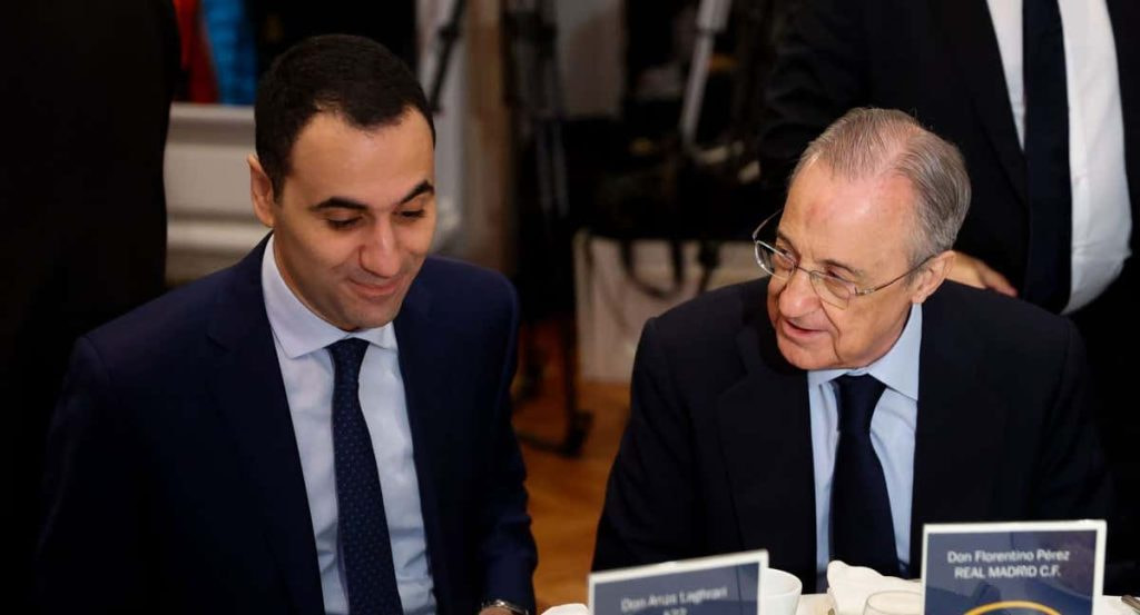 Anas Laghrari, en un desayuno informativo junto a Florentino Pérez.