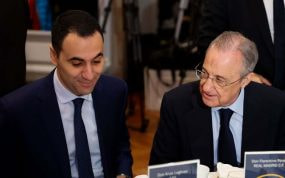 Anas Laghrari, en un desayuno informativo junto a Florentino Pérez.