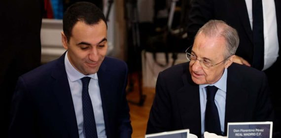Anas Laghrari, en un desayuno informativo junto a Florentino Pérez.