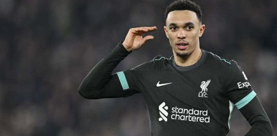 Alexander-Arnold celebra su gol contra el West Ham.