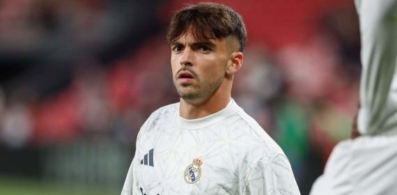 Raúl Asencio, jugando con el Real Madrid en San Mamés.
