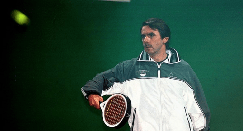 José María Aznar jugando al pádel.