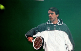 José María Aznar jugando al pádel.