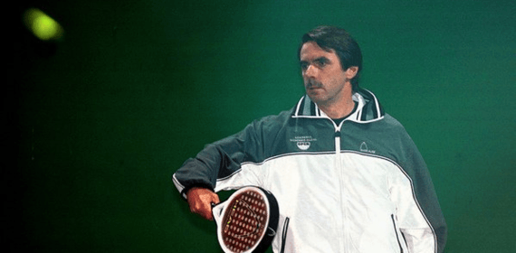 José María Aznar jugando al pádel.